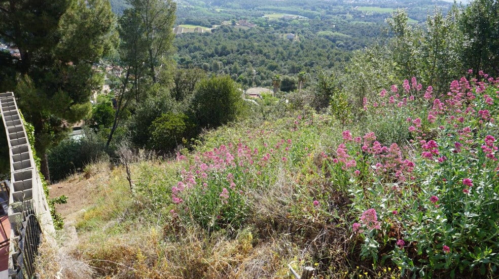 Urbanización Castel de Montbui portfolio of 4 properties for sale on LoopNet.co.uk - Building Photo - Image 3 of 12