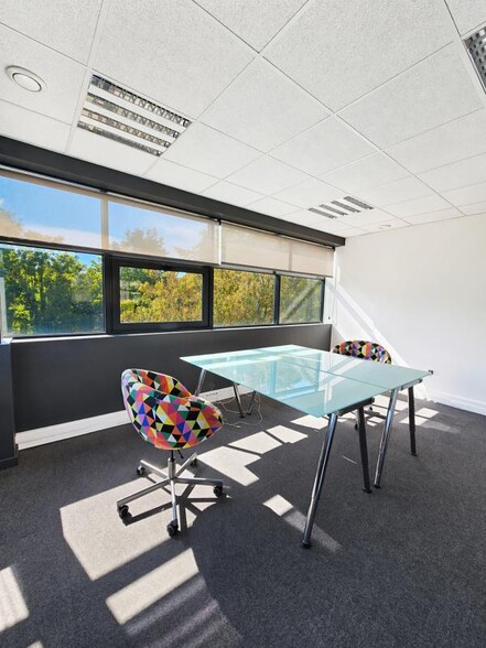 1 Bis Chemin Du Tronchon, Champagne-au-Mont-d'Or to rent - Interior Photo - Image 2 of 5