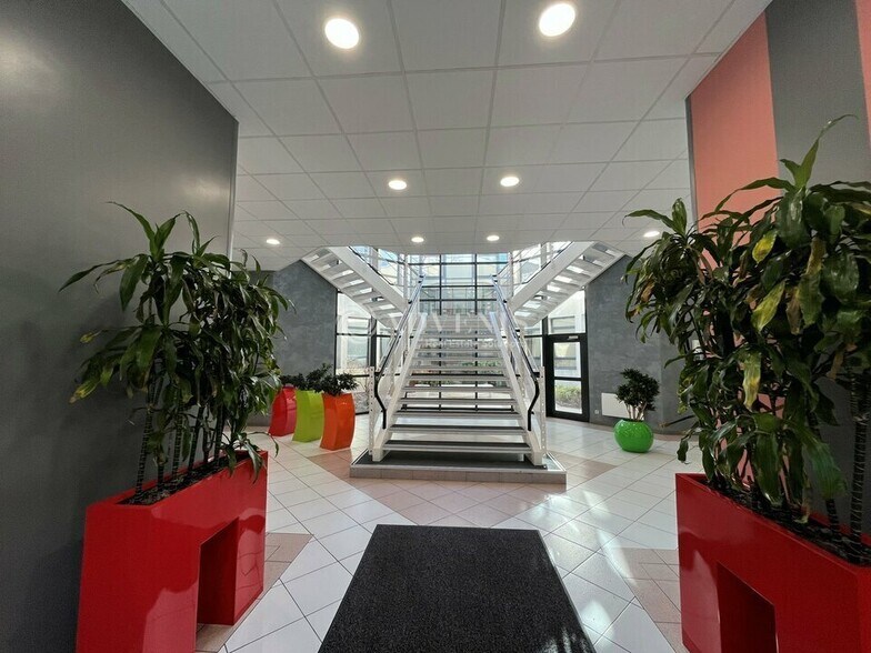 1 Boulevard Des Chênes, Guyancourt to rent - Interior Photo - Image 2 of 3