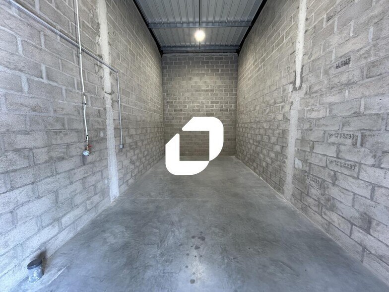 Light Industrial in Serris to rent - Interior Photo - Image 2 of 7