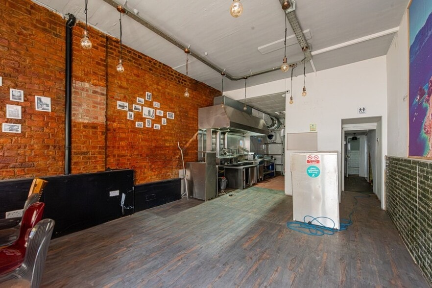 138 Blackstock Rd, London to rent - Interior Photo - Image 3 of 4
