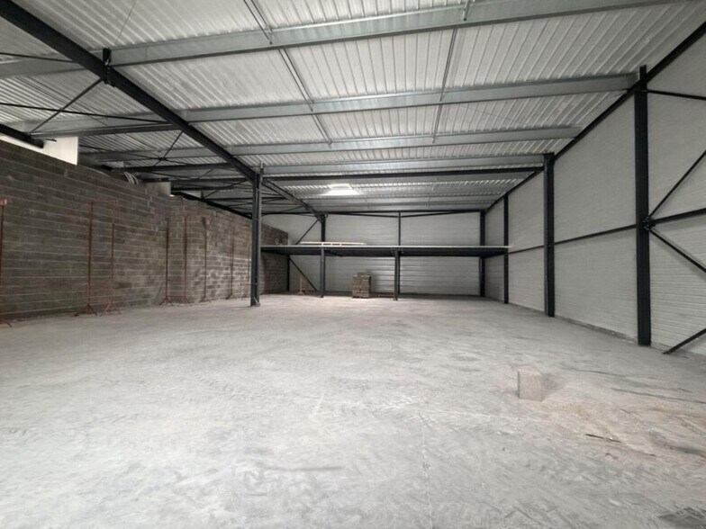 Retail in Anse to rent - Interior Photo - Image 2 of 5
