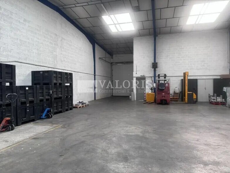 Light Industrial in Champagne-au-Mont-d'Or to rent - Interior Photo - Image 2 of 4