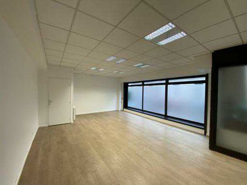 Paris, PAR 75015 - - - Interior Photo - Image 2 of 3