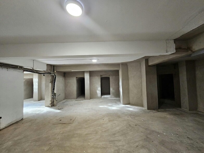 193 Edgware Rd, London to rent - Building Photo - Image 3 of 7