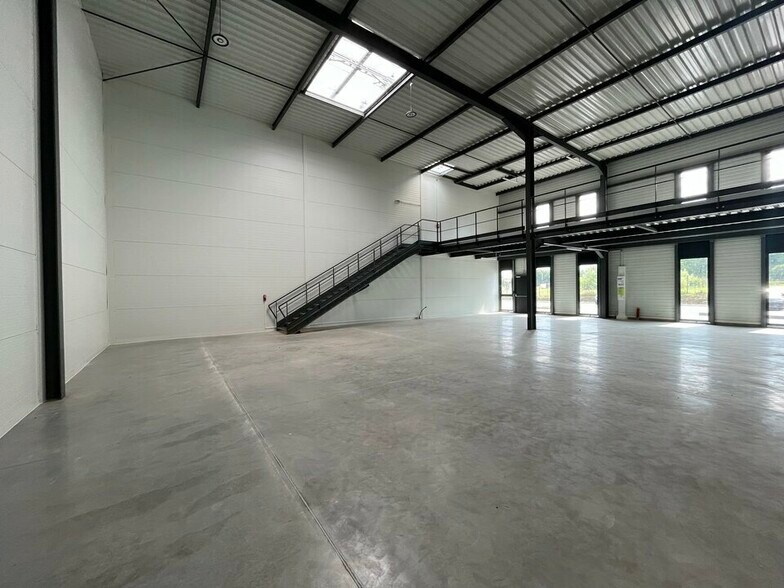 Light Industrial in Villefontaine to rent - Interior Photo - Image 2 of 13