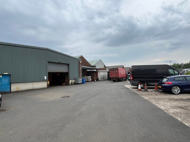 7 Kyle Rd, Irvine to rent - Building Photo - Image 2 of 6