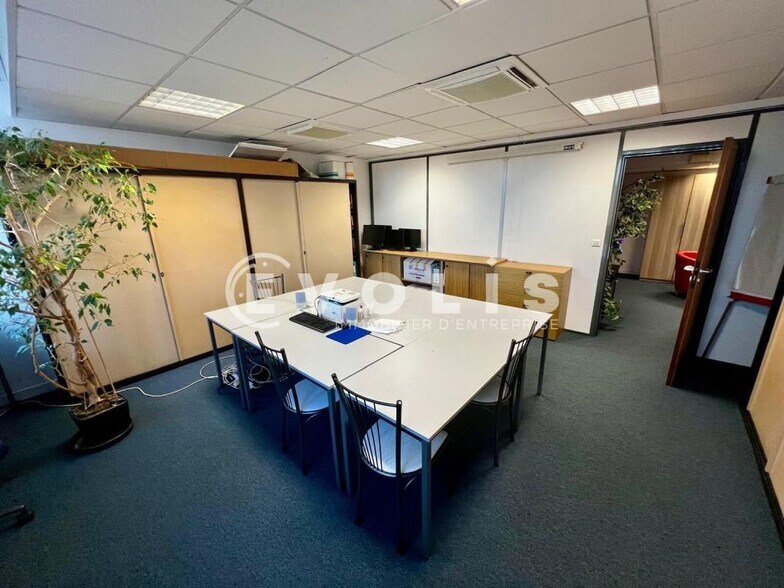 Office in Evry Courcouronnes for sale - Building Photo - Image 2 of 9