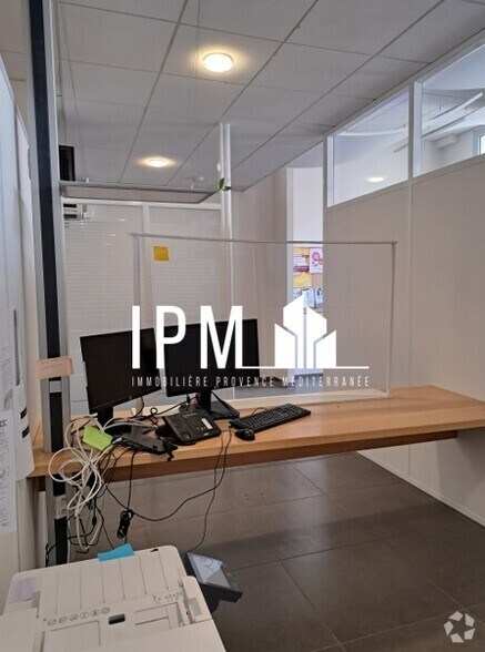 Retail in La Ciotat to rent - Interior Photo - Image 3 of 4