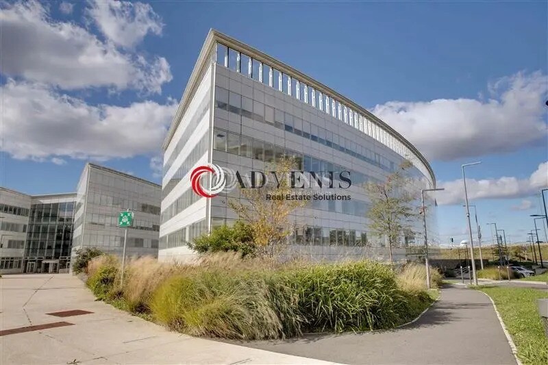 Office in Tremblay-en-France to rent - Building Photo - Image 1 of 12