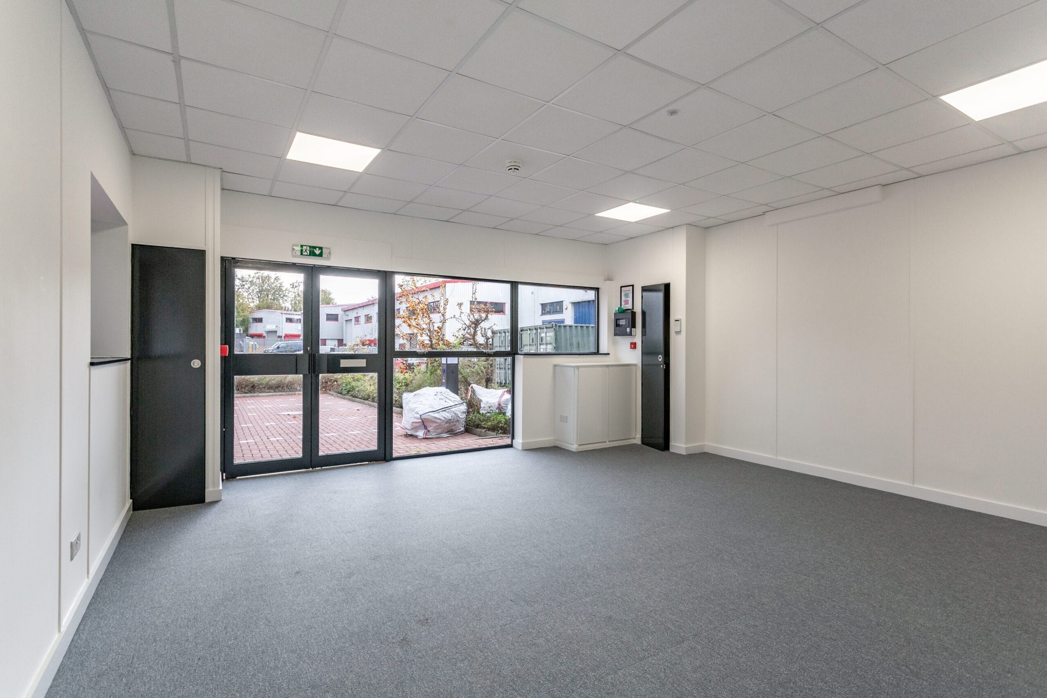 St Johns Rd, Isleworth to rent Interior Photo- Image 1 of 4