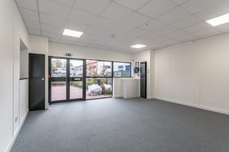 St Johns Rd, Isleworth to rent Interior Photo- Image 1 of 4