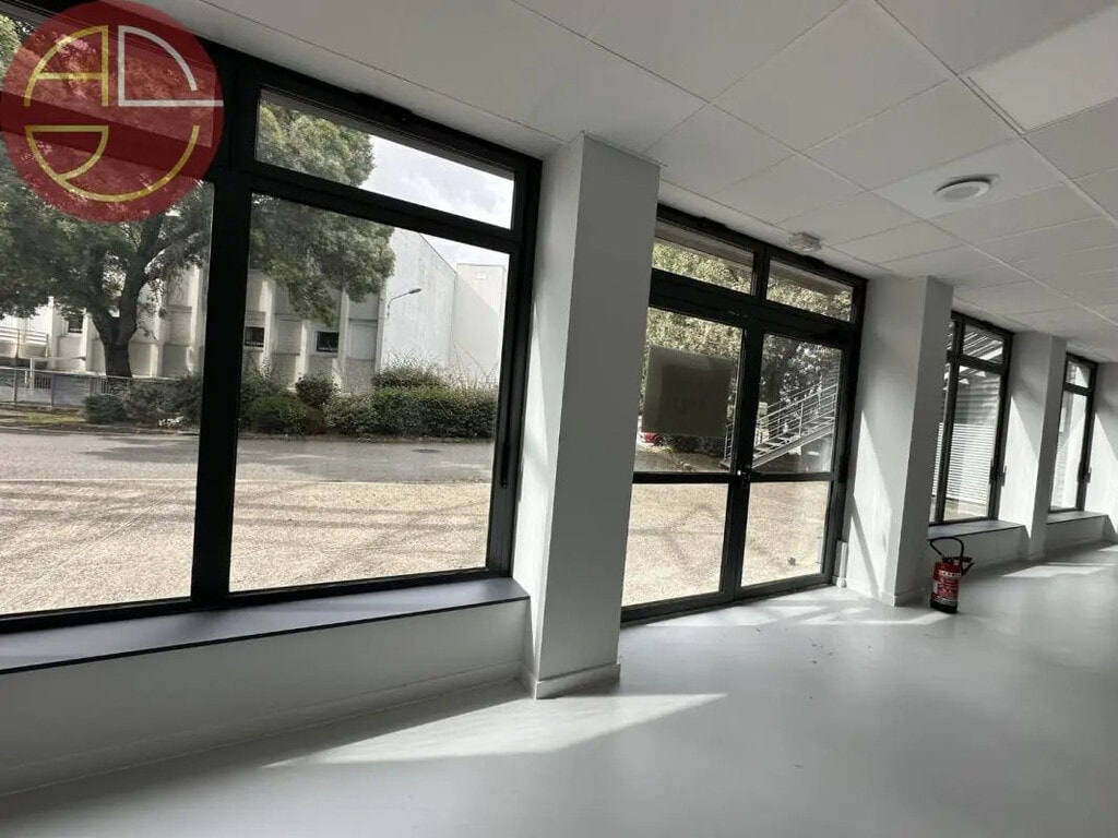 Location Commerce 396 m² - Photo 1