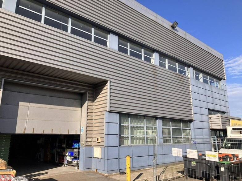 Light Industrial in La Courneuve to rent - Building Photo - Image 3 of 9