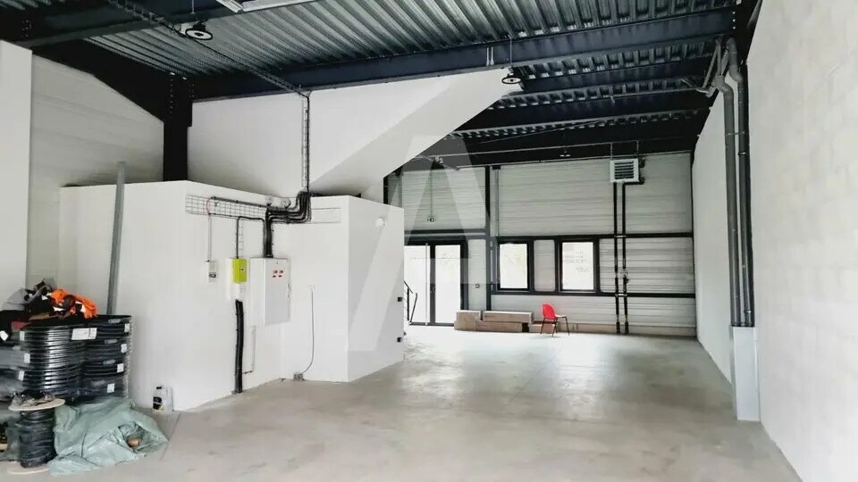 Light Industrial in Fresnes to rent Building Photo- Image 1 of 7