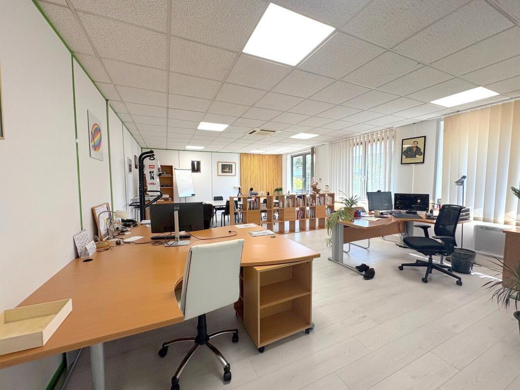 Office in Saint-Germain-en-Laye to rent Interior Photo- Image 1 of 5