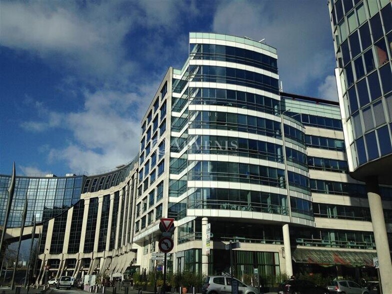 60 Avenue Du Centre, Montigny-le-Bretonneux to rent - Building Photo - Image 1 of 9