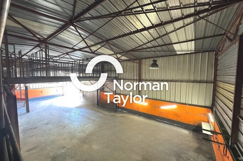 Light Industrial in Montpellier to rent - Interior Photo - Image 1 of 4