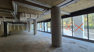 Retail in Puteaux to rent Interior Photo- Image 1 of 7