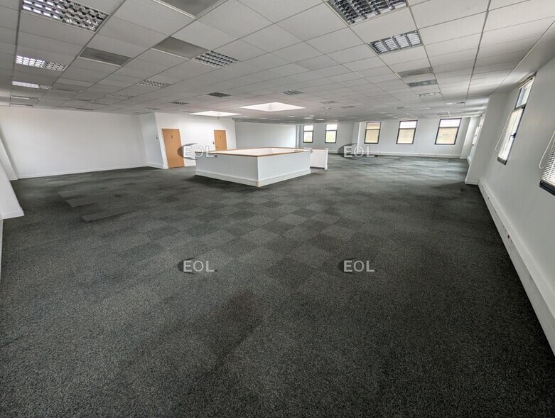 Light Industrial in Créteil to rent - Interior Photo - Image 1 of 8