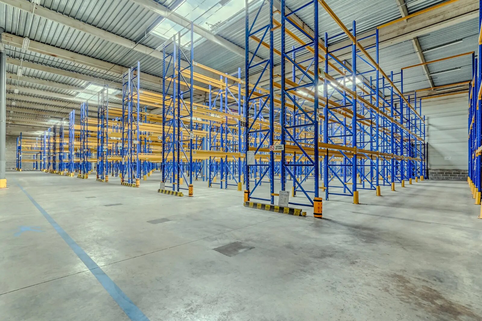 Light Industrial in Herblay-sur-Seine to rent Interior Photo- Image 1 of 3