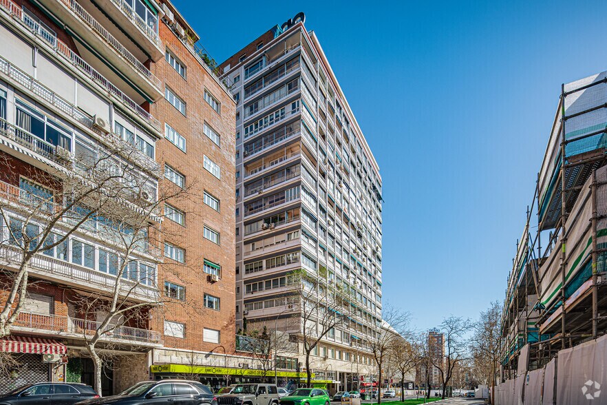 Office in Madrid, Madrid to rent - Building Photo - Image 2 of 4