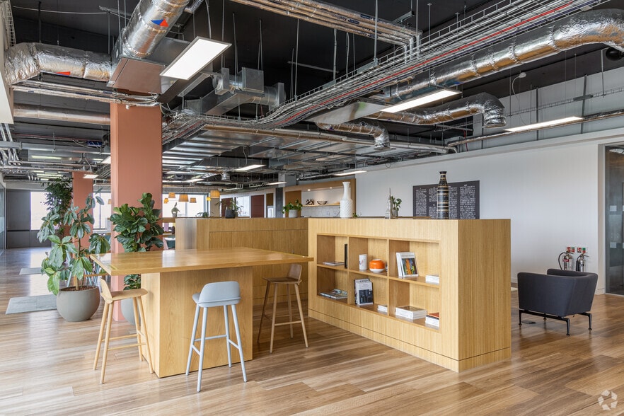 2 Park Royal, London to rent - Interior Photo - Image 2 of 18