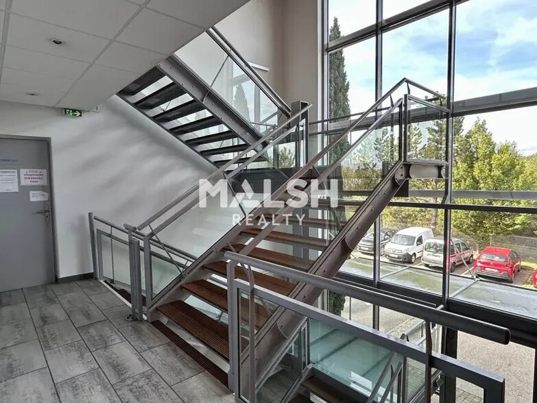 Office in Saint-Genis-Laval to rent - Building Photo - Image 2 of 12
