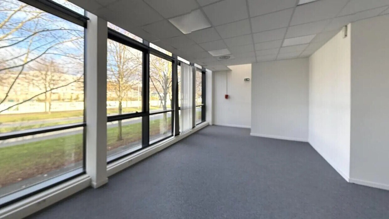 Light Industrial in Grigny to rent Interior Photo- Image 1 of 7