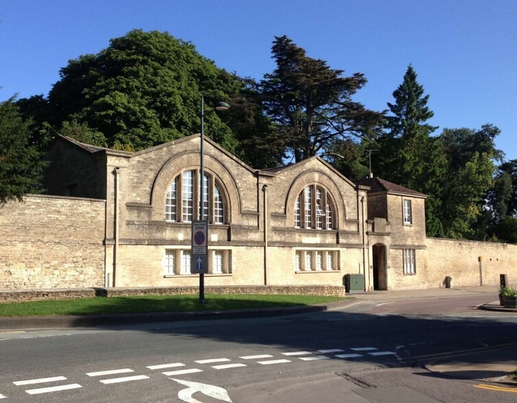 Tetbury Rd, Cirencester for rent - Primary Photo - Image 1 of 1