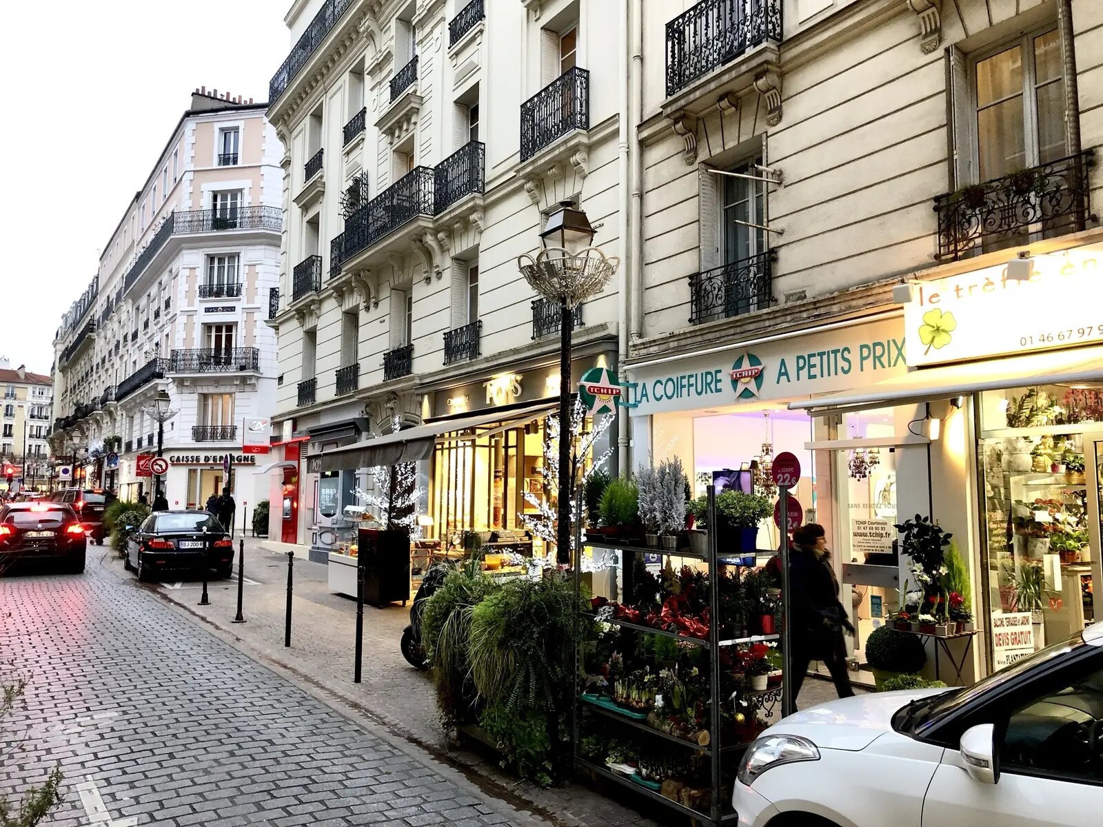 Retail in Courbevoie to rent Primary Photo- Image 1 of 2