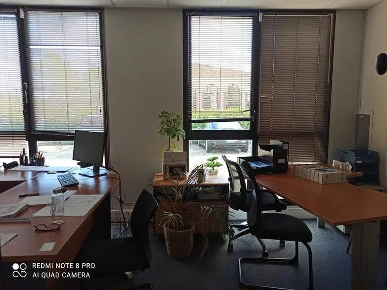 Office in Aix-en-Provence to rent - Building Photo - Image 2 of 7