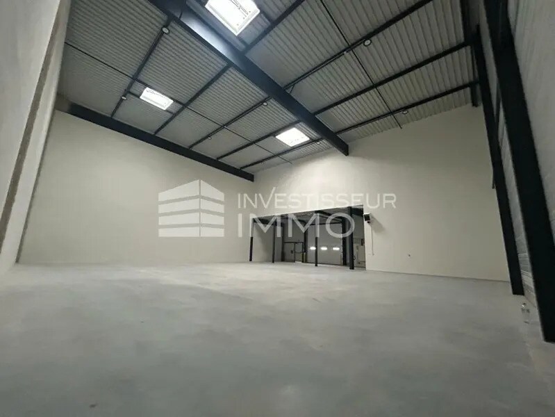 Light Industrial in Osny to rent Interior Photo- Image 1 of 12