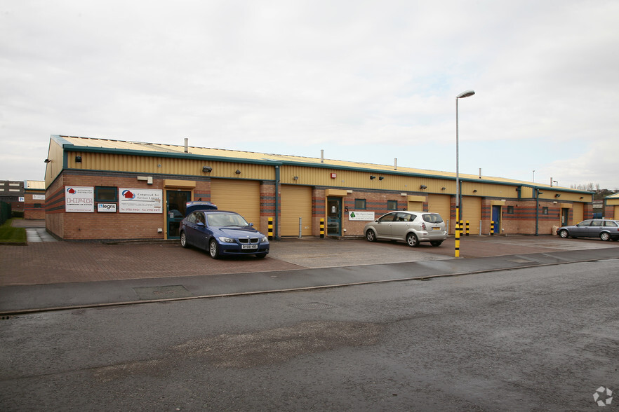 Little Row, Stoke On Trent for rent - Primary Photo - Image 1 of 4