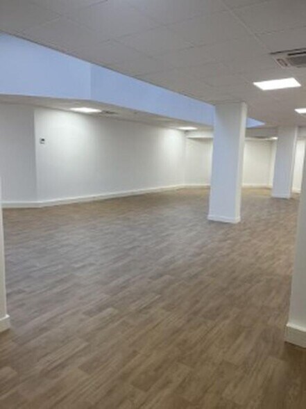 6 Boulevard Bineau, Levallois-Perret to rent - Interior Photo - Image 3 of 18