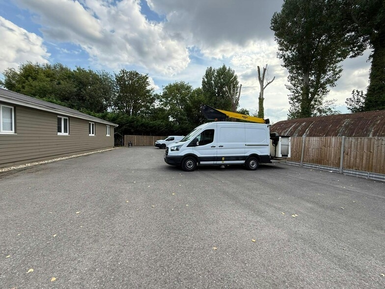 Dutton Lane, Eastleigh to rent - Building Photo - Image 3 of 6