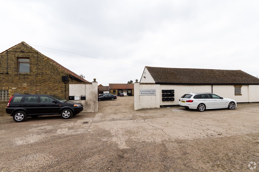 Poynters Ln, Southend On Sea to rent - Building Photo - Image 3 of 5