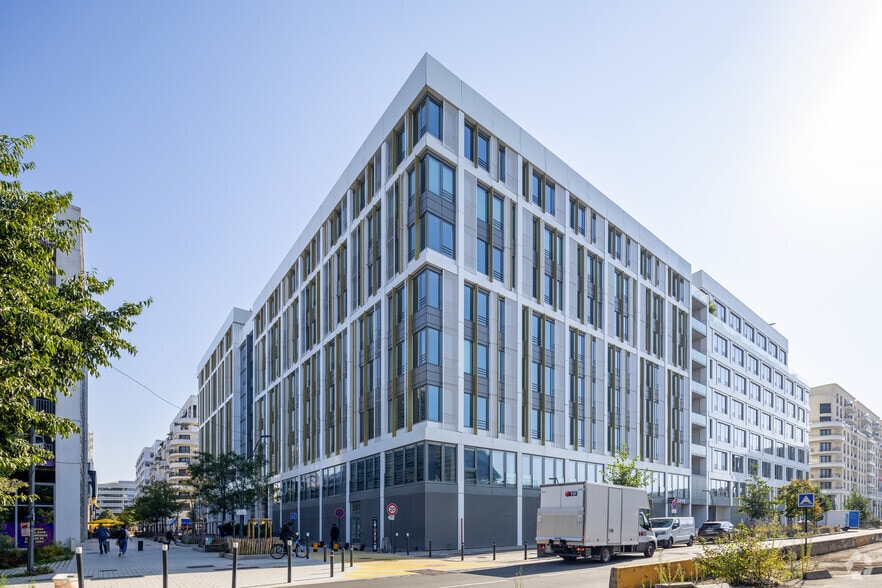 13 Rue De L'Hippodrome, Saint-Ouen-sur-Seine to rent - Building Photo - Image 2 of 2