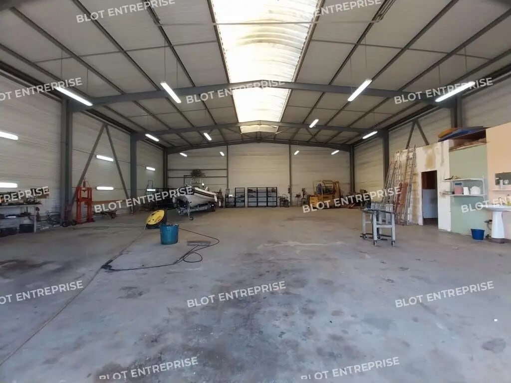 Location Local d'activités 350 m² - Photo 1