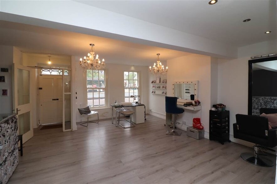 30 Market Sq, Dromore to rent - Interior Photo - Image 3 of 6