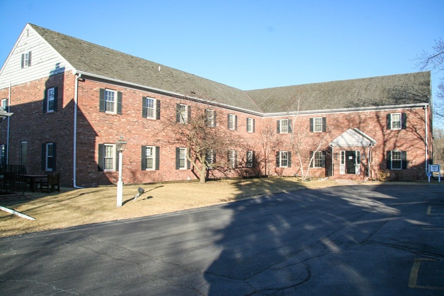 10144 N Port Washington Rd, Mequon, WI for rent - Building Photo - Image 1 of 37