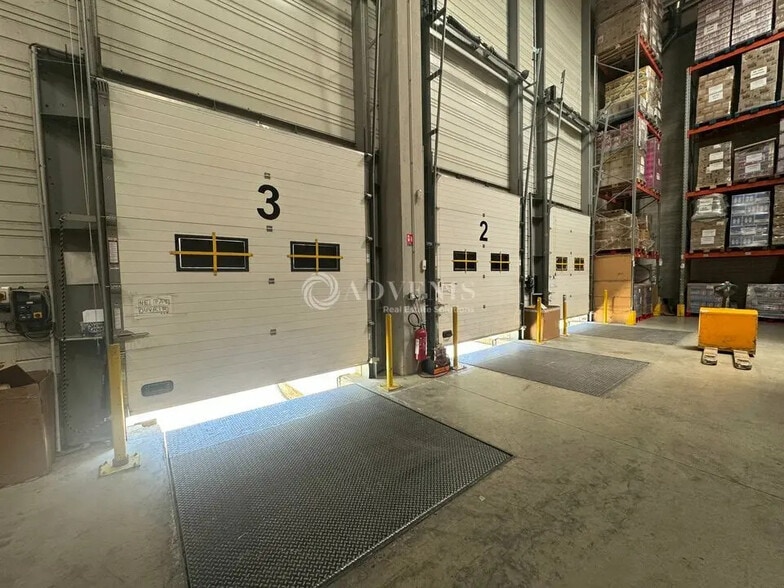 Industrial in Stains to rent - Building Photo - Image 3 of 12