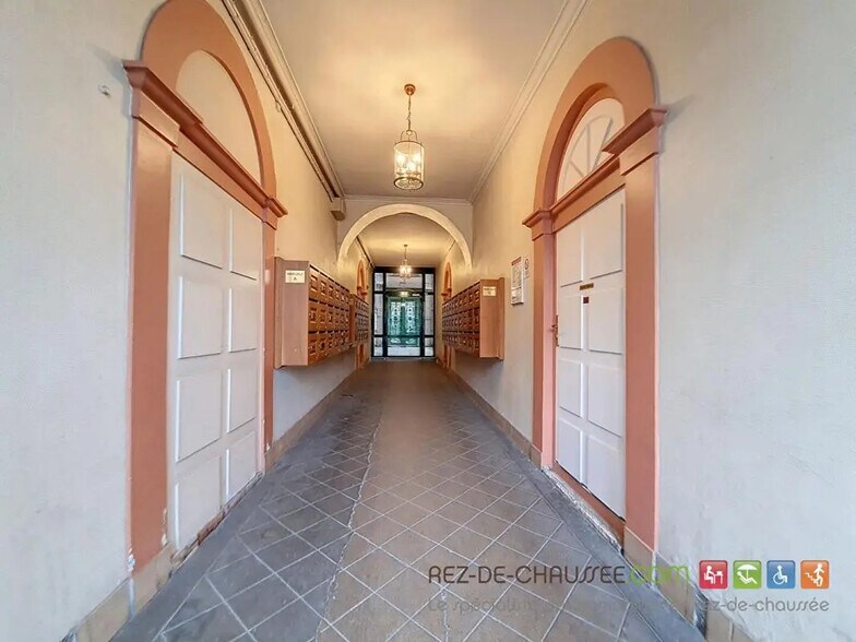 Retail in Lyon for sale - Lobby - Image 1 of 3