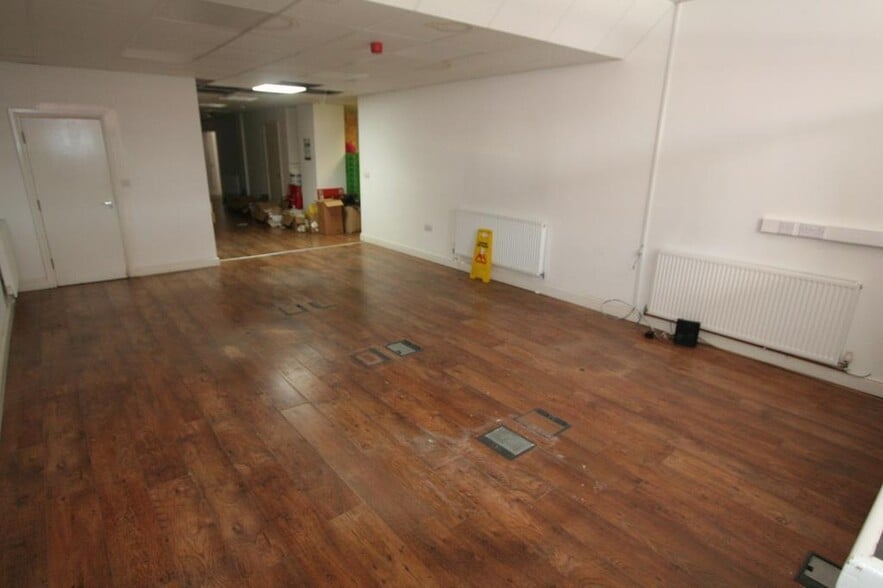 23-25 Whitby Rd, Ellesmere Port to rent - Building Photo - Image 2 of 9