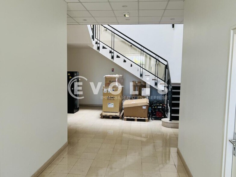 Office in Émerainville for sale - Lobby - Image 2 of 17