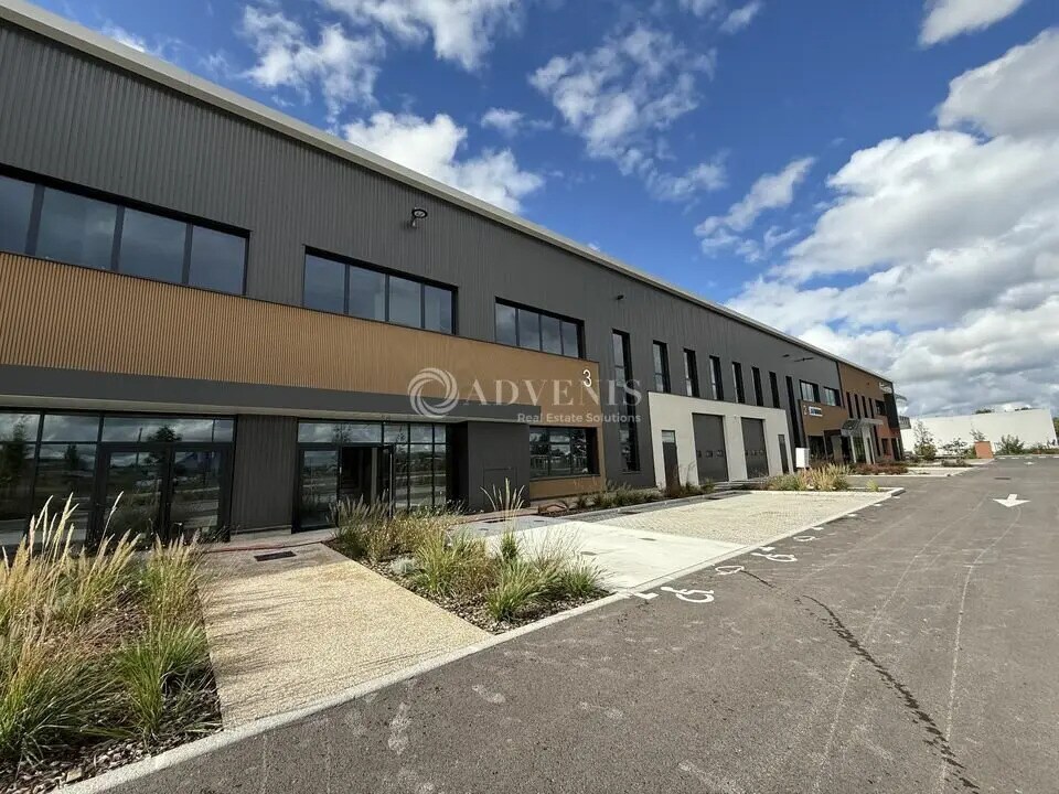 Light Industrial in Saint-Priest to rent Building Photo- Image 1 of 13