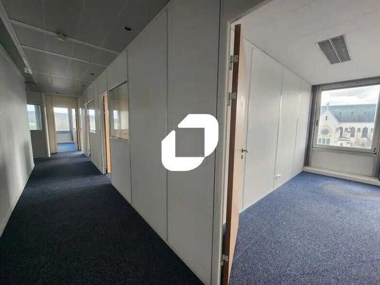 2 Esplanade Du Grand Siecle, Versailles to rent - Interior Photo - Image 2 of 9