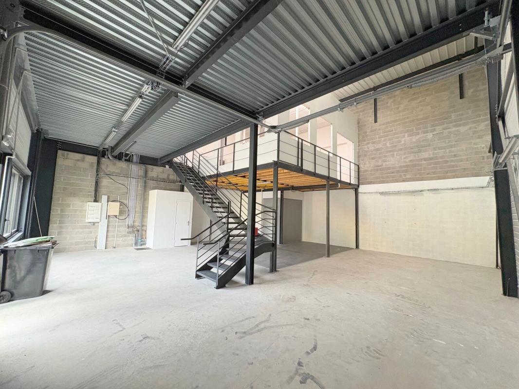 Light Industrial in Poissy for sale Interior Photo- Image 1 of 11