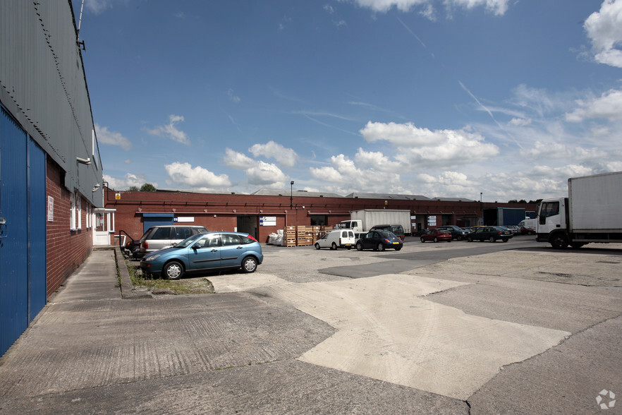 Fieldhouse Rd, Rochdale for rent - Building Photo - Image 2 of 5