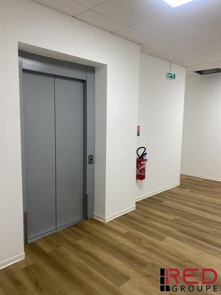 Office in Aubagne to rent - Building Photo - Image 2 of 4